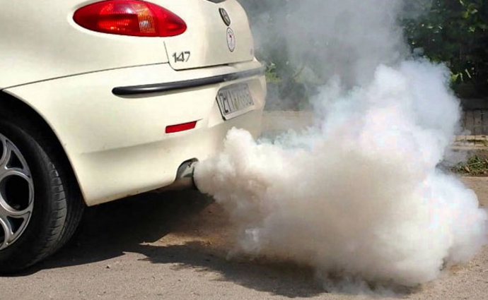 Osobní automobil s výrazným kouřem z výfuku