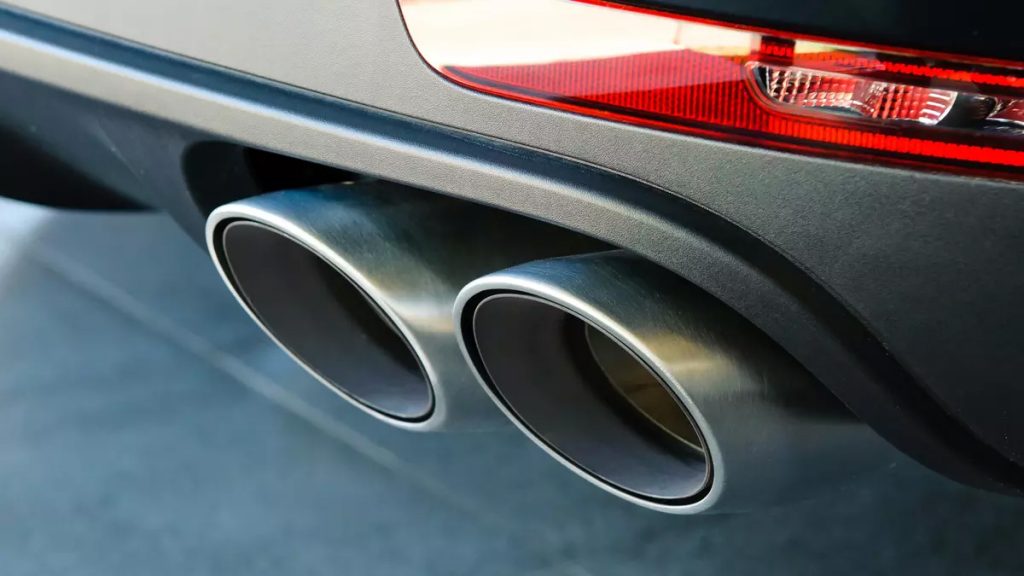 Detail dvojité koncovky výfuku osobního automobilu
